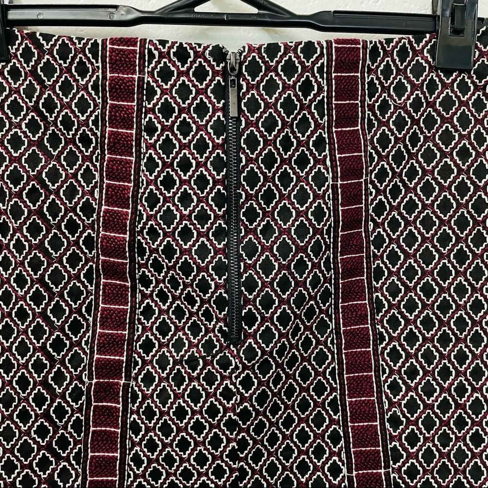 Decjuba. Geometric Embroidered Mini Skirt. Size 10 - Picture 5 of 8